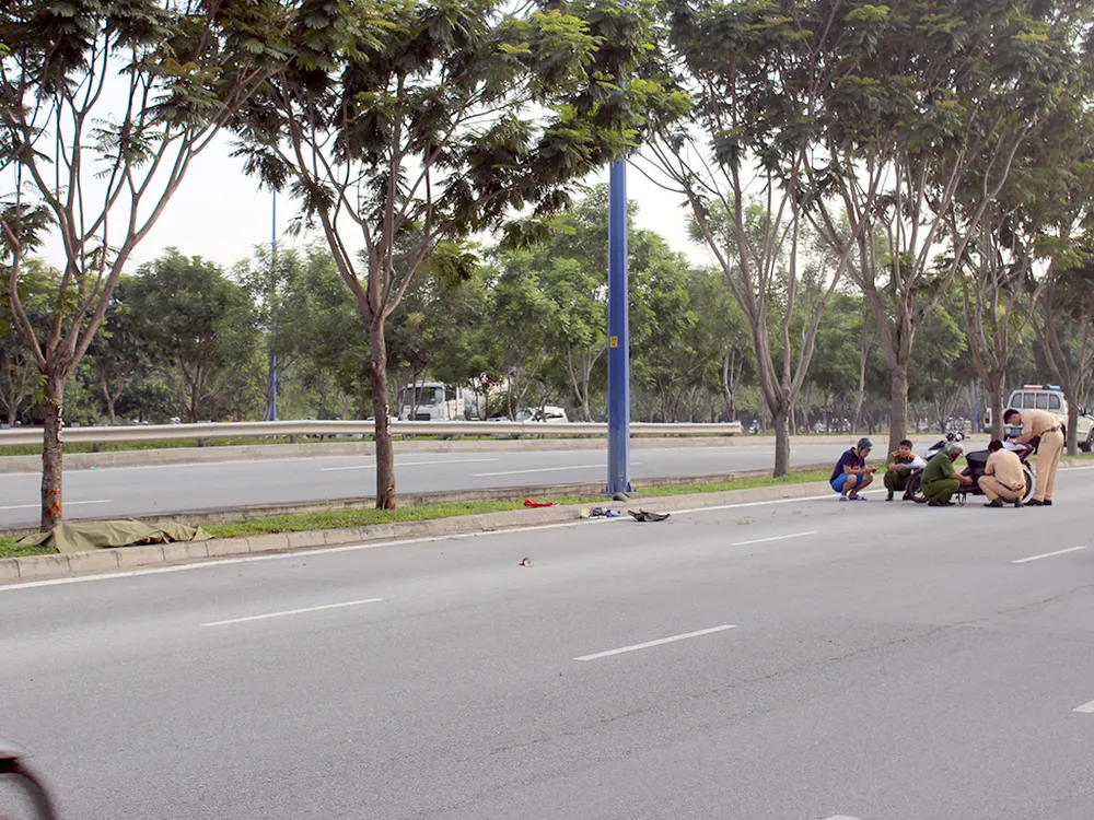 Nữ công nhân đi làm ca đêm về thì tông phải gốc cây tử vong ngay tại chỗ sáng ngày 5-10. 